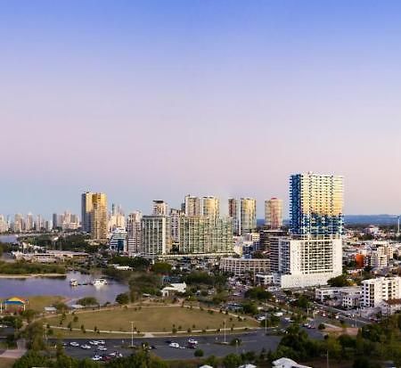 Sky Broadwater Apartments Southport Экстерьер фото